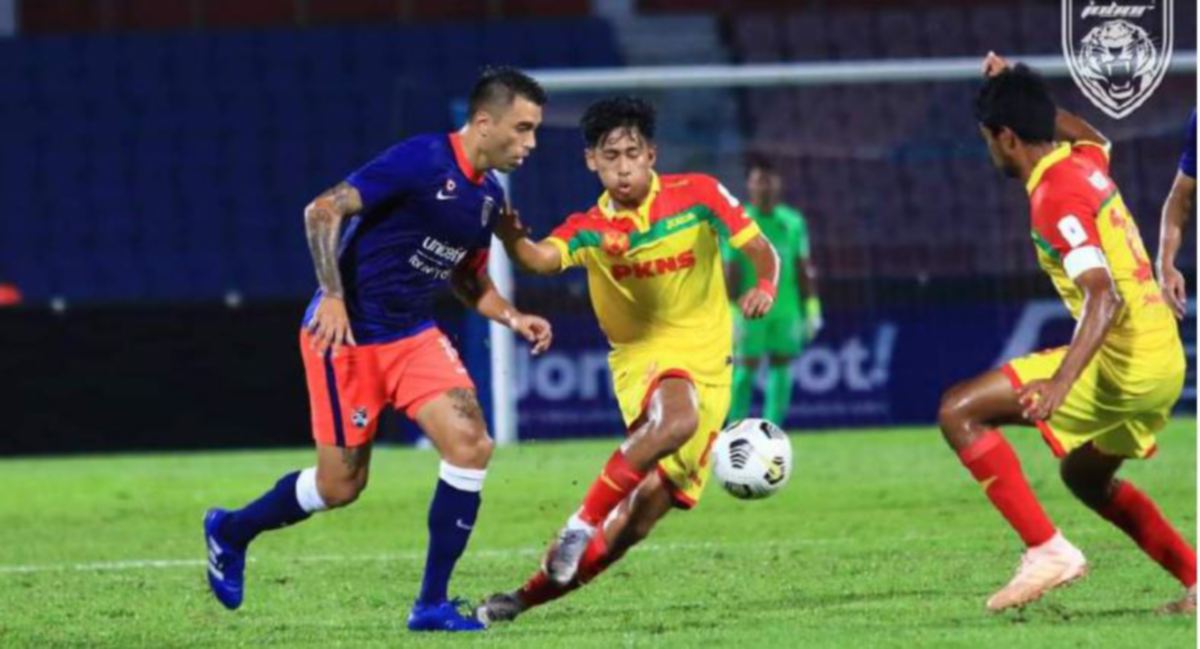 KAPTEN JDT II, Nicolas Fernandez dikepung dua pemain SFC II. FOTO Johor Southern Tigers.