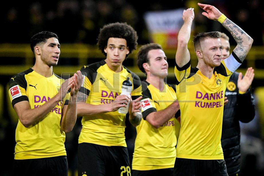 PEMAIN Dortmund meraikan kemenangan mereka. -Foto EPA