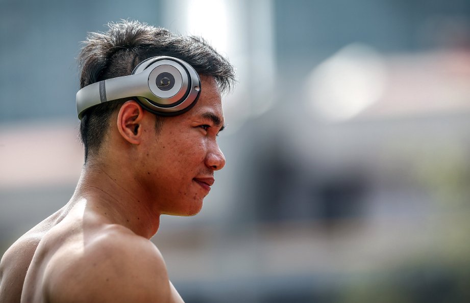 Atlet lari berpagar 110m, Rayzam Shah ketika menjalani latihan di padang MSN Bukit Jalil yang dalam persiapan untuk Sukan SEA Kuala Lumpur 2017 bermula 19 Ogos ini. FOTO Osman Adnan