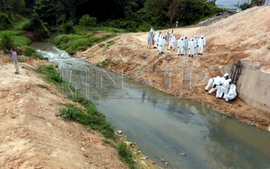 GAMBAR fail menunjukkan kerja pembersihan Sungai Kim Kim. FOTO Arkib NSTP 