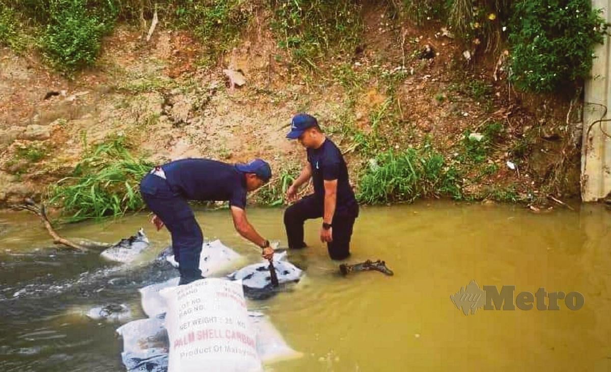 PETUGAS LUAS menguji sampel air Sungai Kundang yang alami pencemaran bau hingga 10 ton. FOTO Ihsan LUAS.