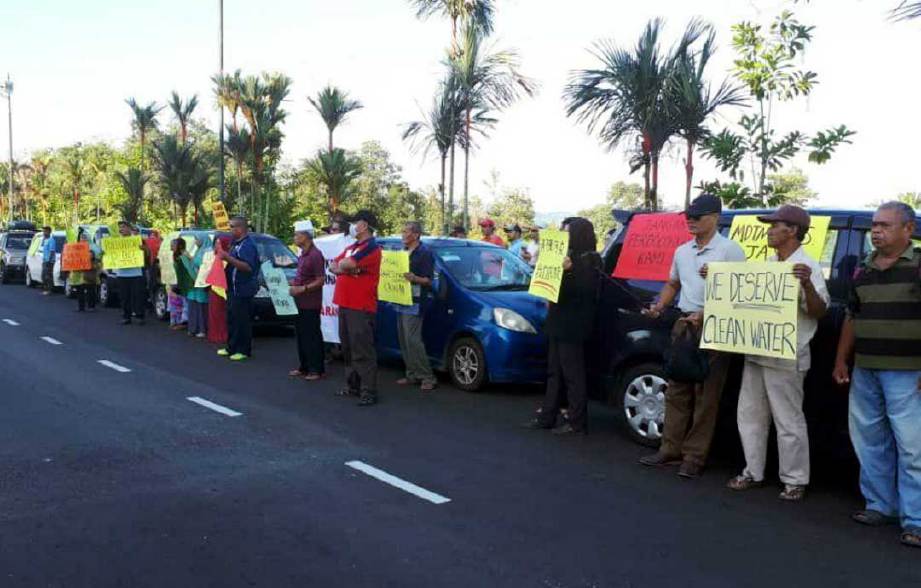 PENDUDUK Kampung Simpang Empat mengadakan demonstrasi secara aman di hadapan bangunan Majlis Daerah Tanjung Malim (MDTM). FOTO Ihsan pembaca