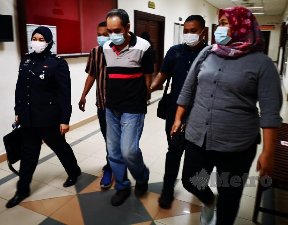 SHAFULLIZAN (tengah) mengaku bersalah atas tiga pertuduhan pecah amanah di Mahkamah Sesyen Kuching. FOTO MOHD ROJI KAWI