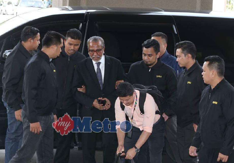 Pegawai SPRM semasa tiba bersama Muhmammad Shafee sebelum di bawa ke Mahkamah Sesyen Kuala Lumpur. FOTO Mohd Yusni Ariffin