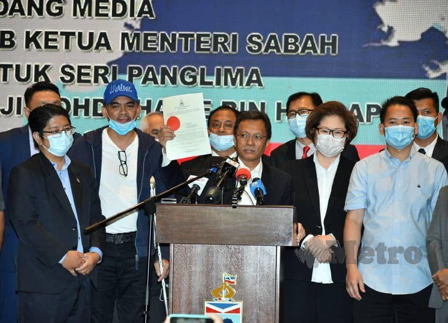 Ketua Menteri Sabah, Datuk Seri Mohd Shafie Apdal (tengah) menunjukkan surat perkenan daripada Yang Dipertua Negeri Sabah, Tun Juhar Mahiruddin untuk membubarkan DUN Sabah pada sidang media khas di Kota Kinabalu semalam. FOTO Yun Mikail
