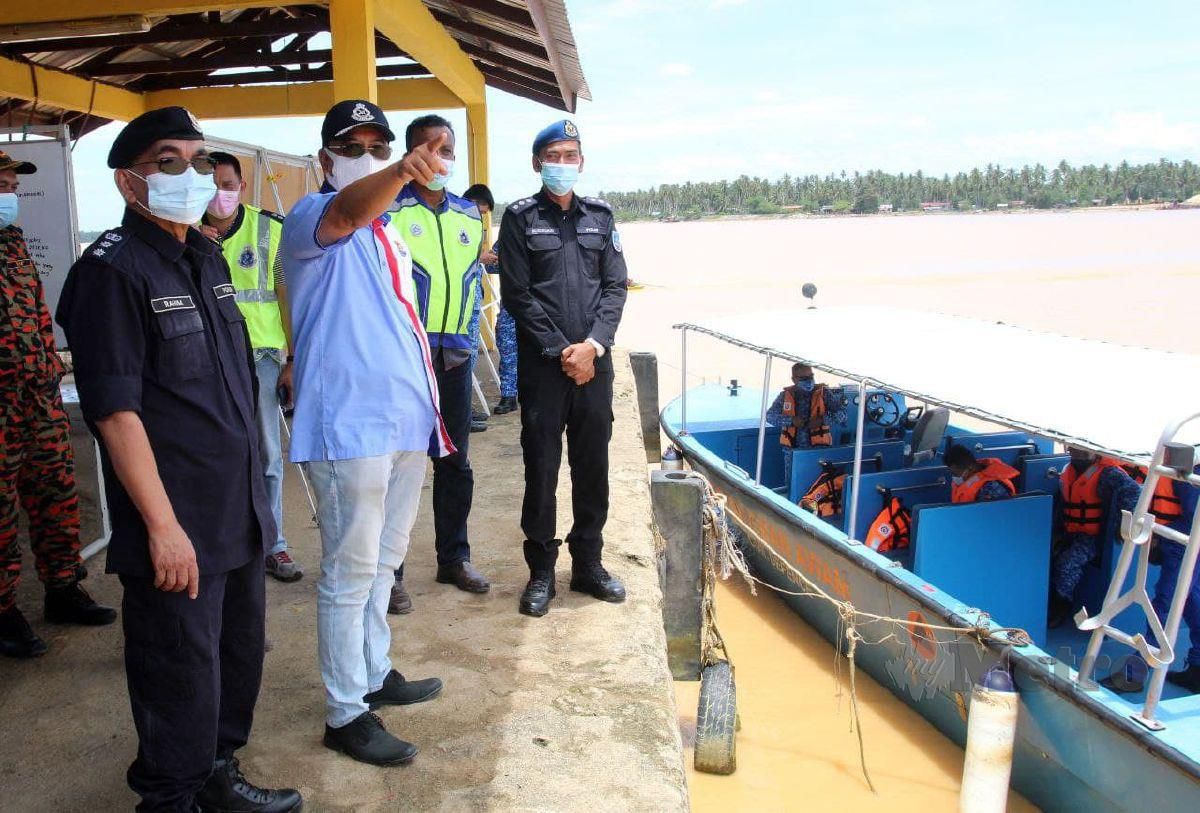 Shafein (dua dari kiri) hadir memantau operasi percarian kejadian tiga pemancing hilang di laut selepas bot yang dinaiki terbalik dipukul ombak di Perairan Kuala Besar Badang. FOTO NIK ABDULLAH NIK OMAR