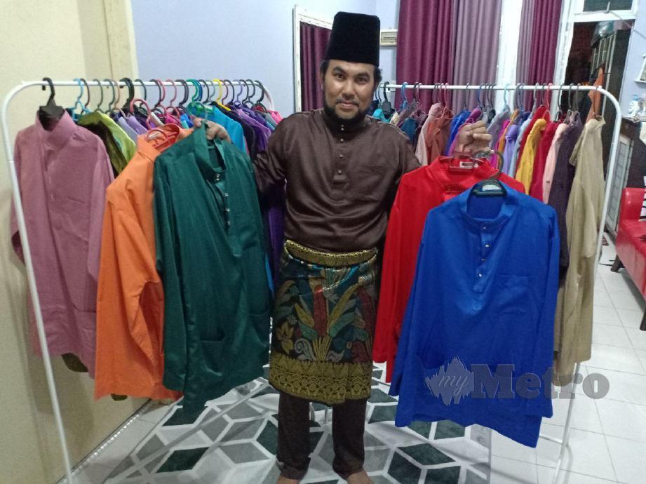 AHMAD Syafri bersama koleksi baju Melayu pelbagai warna yang disimpannya. FOTO AHMAD RABIUL ZULKIFLI