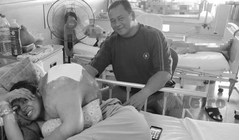 NORAZHAR menjaga Mohd Shafuan yang mendapatkan rawatan kemoterapi di HKL, baru-baru ini. FOTO ihsan keluarga.