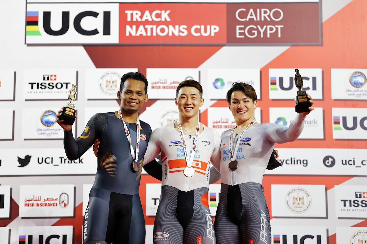 SHAH (kiri) meraikan kejayaannya di pentas podium bersama Shinji Nakano dan Kaiya Ota. FOTO UCI