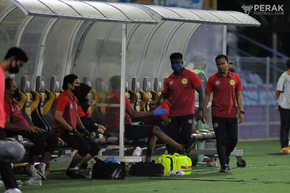 Mohd Shahril Nizam Khalil (kanan) memberi arahan kepada pemain ketika aksi berdepan UiTM FC, Sabtu lalu. FOTO Ihsan Perak FC