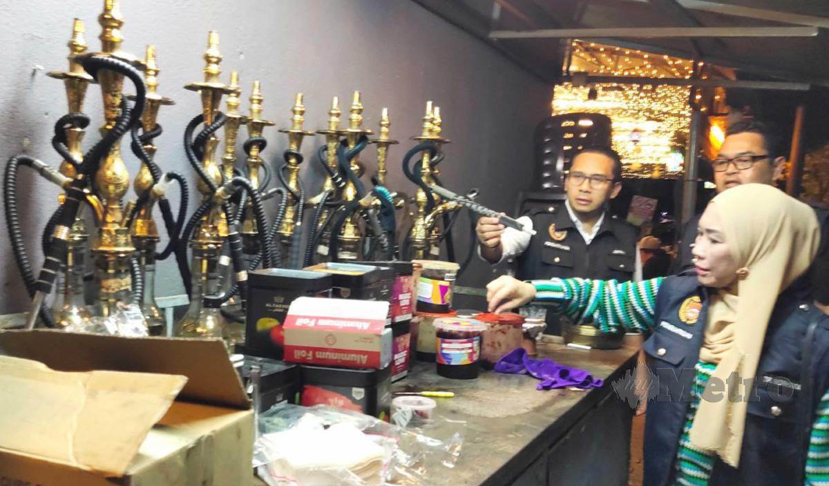 DR NORHAYATI (kanan)memeriksa peralatan shisha di sebuah restoran Arab ketika menyertai Ops Tempat Makan di Cyberjaya. FOTO Samadi Ahmad