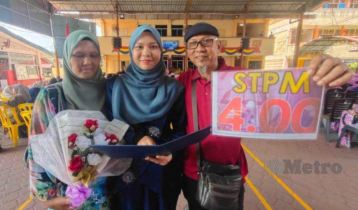 SITI Nur Ash Shahirah bersama bapa, Faizan dan ibu, Nor Asiah selepas menerima keputusan di dewan terbuka SMK Tengku Panglima Raja. FOTO SYAHERAH MUSTAFA