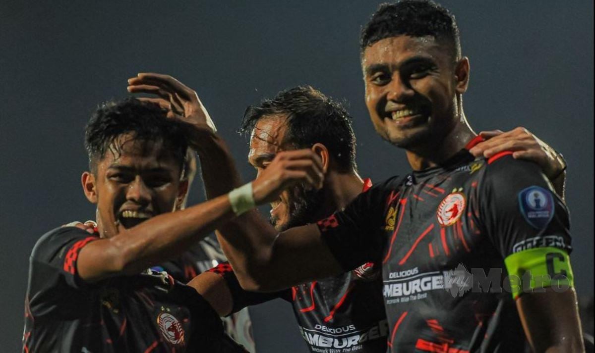 NURSHAMIL (kanan) bersama rakan sepasukan di Kelantan FC. FOTO FB NURSHAMIL ABD GHANI
