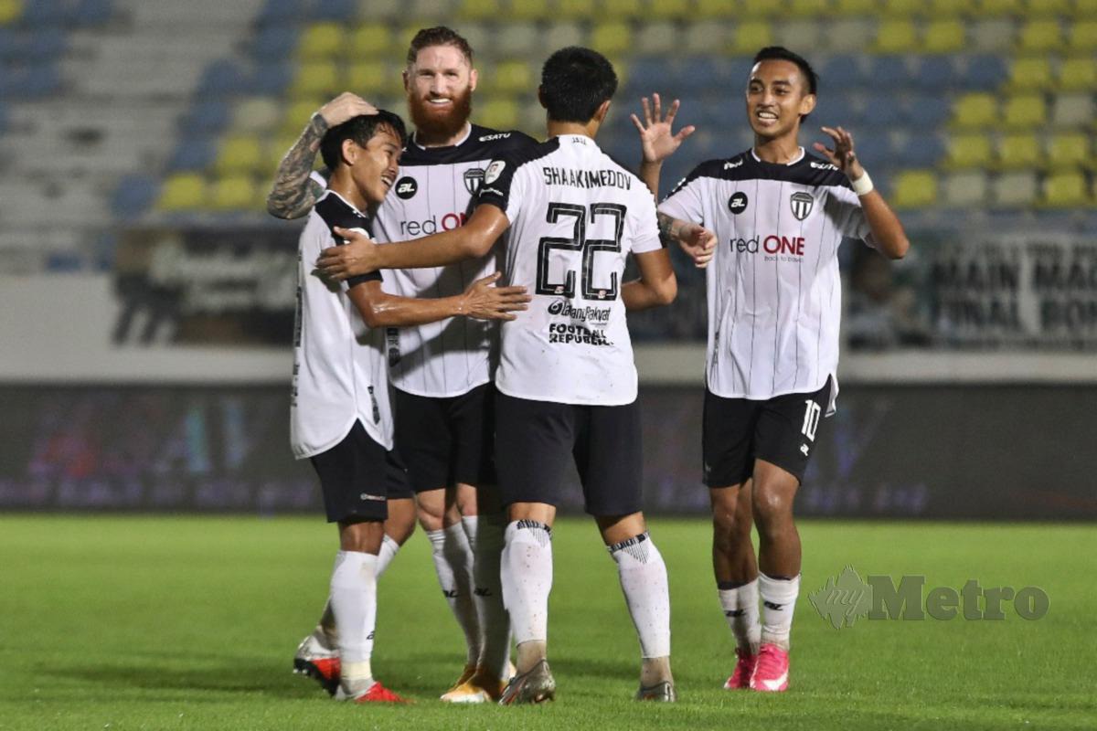 Pemain TFC meraikan jaringan menentang PJ City  pada aksi Piala Malaysia di Stadium Sultan Sultan Mizan Zainal Abidin. FOTO Ghazali Kori