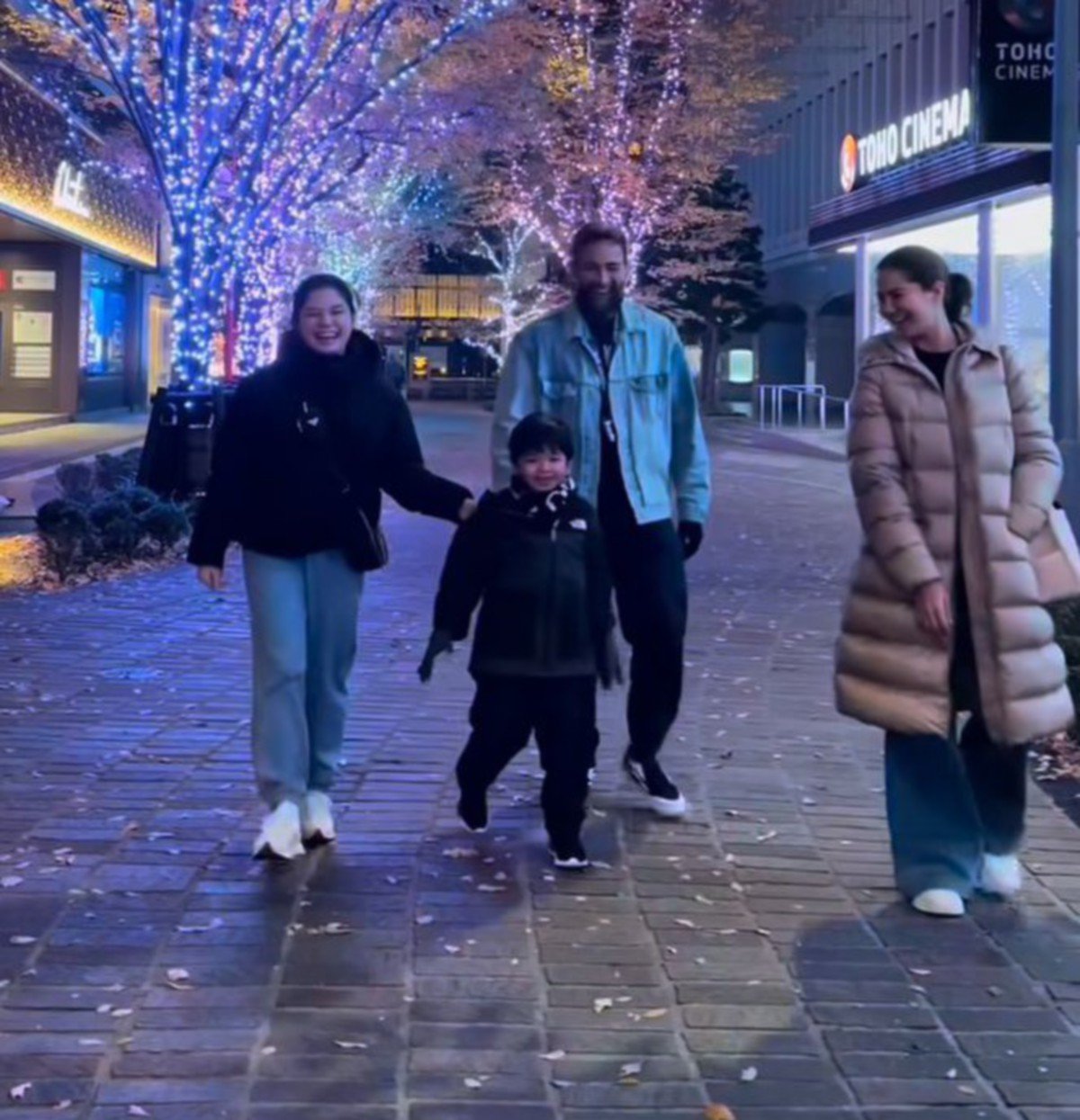 Sharnaaz (dua kanan) bersama anak, bekas isteri dan kekasih ketika bercuti di Jepun
