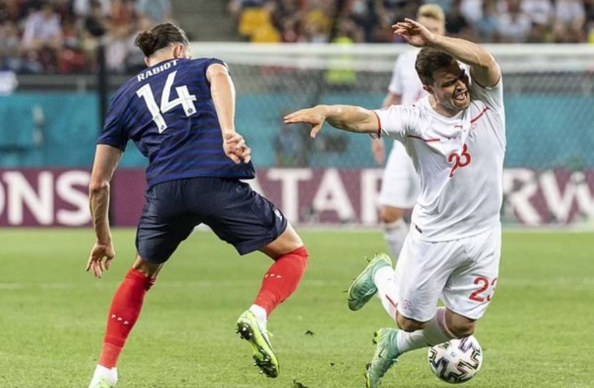 KEMAMPUAN Shaqiri untuk mengetuai Switzerland dipersoalkan kerana aksi kurang mantap ketika bertemu Perancis. FOTO EPA