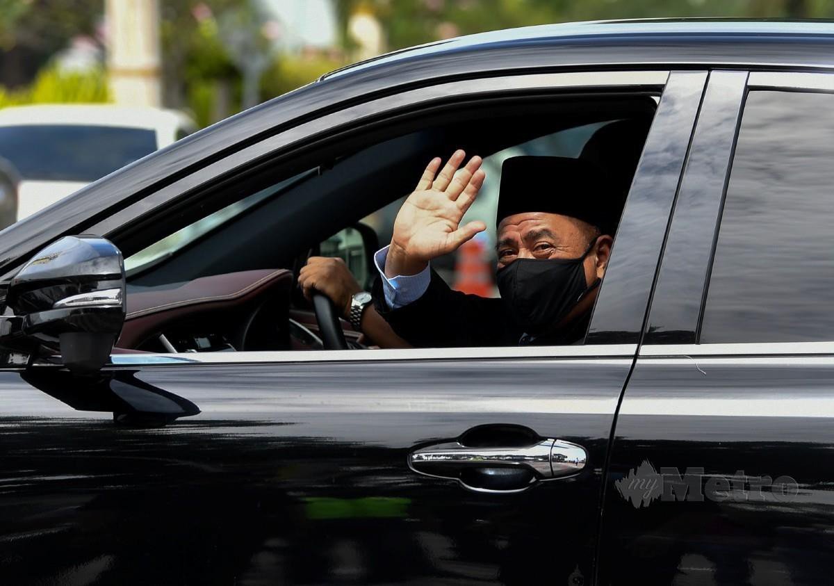 PENGERUSI BN Perak Datuk Saarani Mohamad ketika keluar dari Istana selepas menghadap Sultan Perak, Sultan Nazrin Muizzuddin Shah di Istana Kinta, hari ini. FOTO Bernama