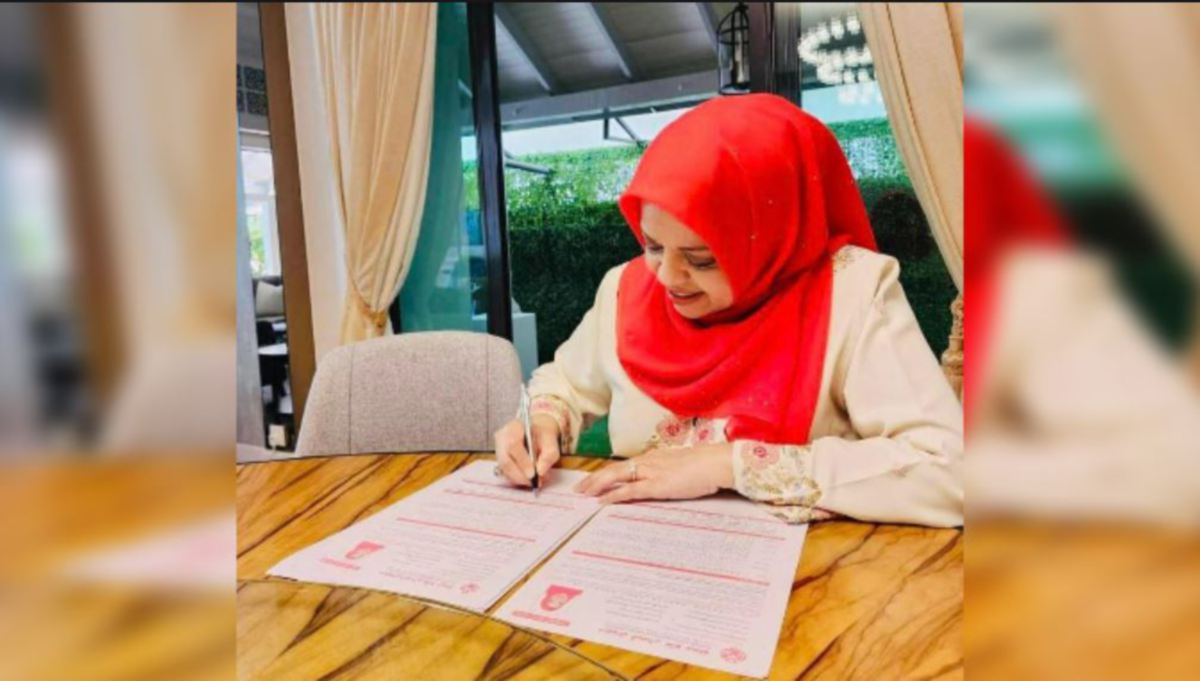 SHAHRIZAT mengisi borang pencalonan jawatan Ketua Wanita Umno. FOTO Facebook. 
