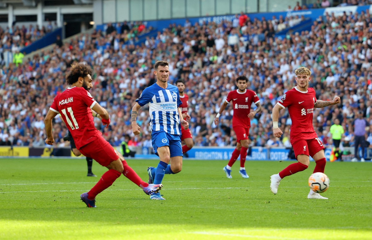 SALAH (kiri) menjaringkan gol pertama Liverpool. FOTO REUTERS