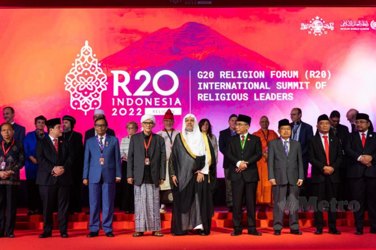 Sheikh Dr Muhammad (tengah) bersama-sama dengan tokoh-tokoh agama yang menyertai program R20