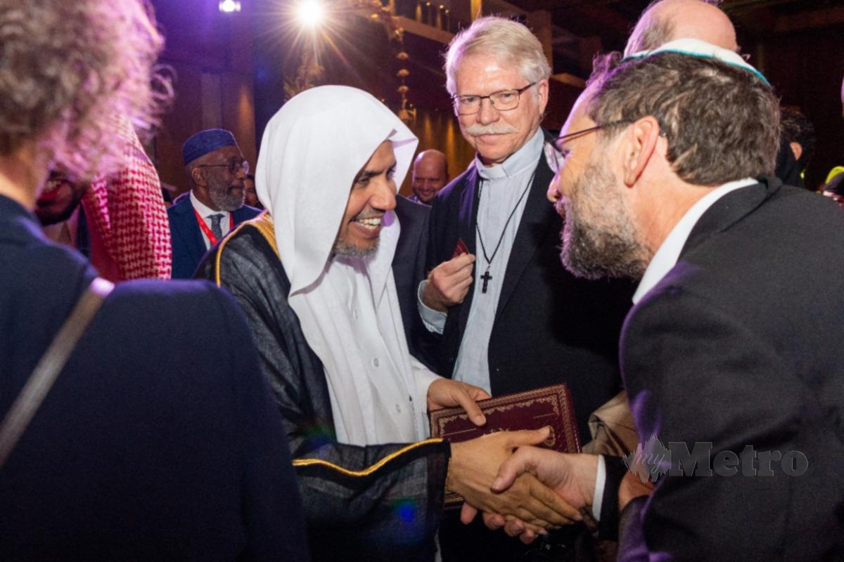 Sheikh Dr. Muhammad (kanan) bersalaman dengan tokoh agama Kristian yang turut serta dalam program R20