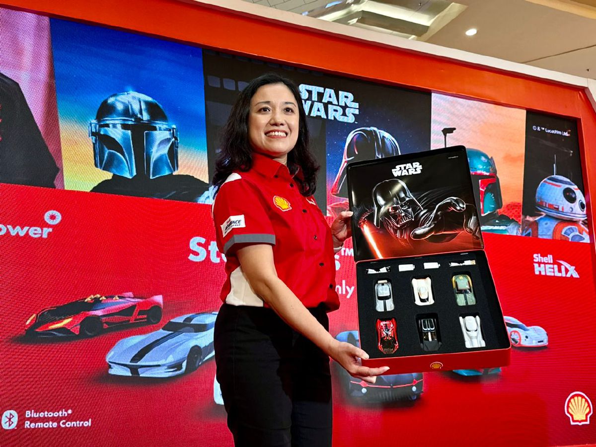 Lee Ming menunjukkan koleksi Star Wars Racers.