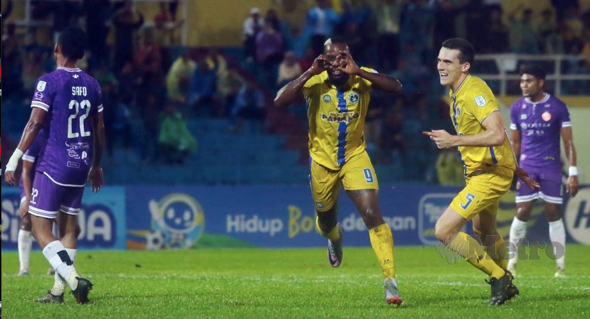 SHERMAN (tengah) meraikan jaringan golnya ketika menentang Kelantan FC pada saingan Liga Super 2023 di Stadium Darul Makmur, malam ini. FOTO FARIZUL HAFIZ AWANG