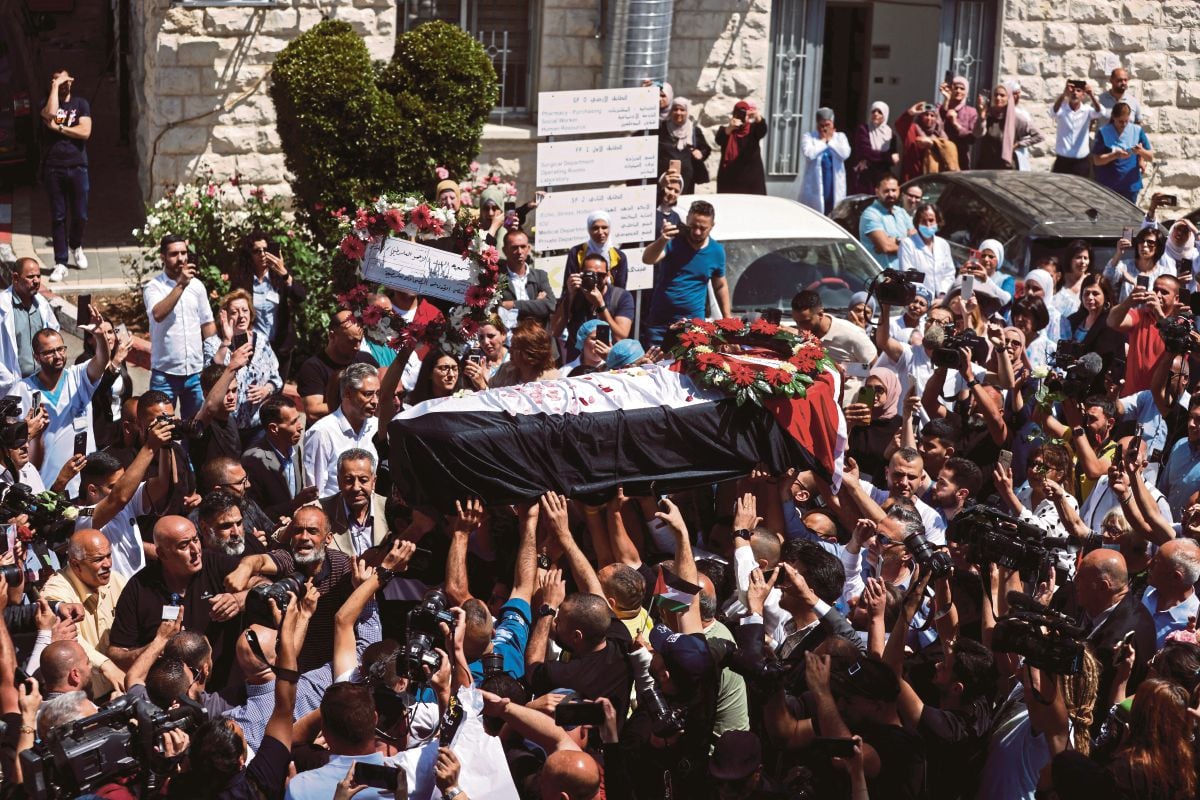 AHLI keluarga mengusung jenazah wartawan Shireen Abu Akleh di Baitulmaqdis. FOTO Reuters