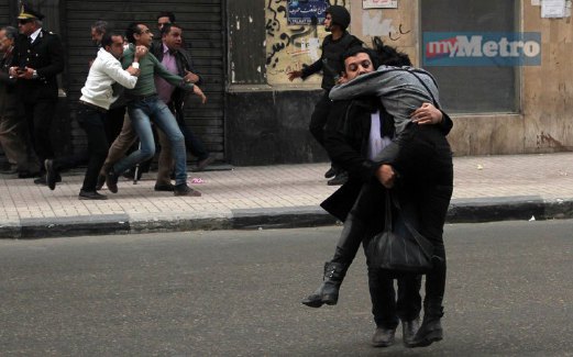 SHAIMA didukung rakannya untuk dikejarkan ke hospital selepas kepalanya ditembak polis Mesir.
