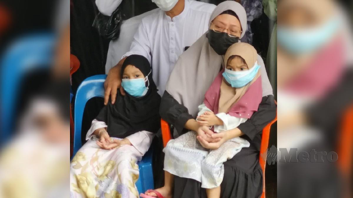 SHIMA bersama dua anak perempuannya, Sharifah Syafa Syakira Sharif Mohd Siddiq Al-Attas, 5 dan Sharifah Syafa Syahirah, 3, kelihatan sayu sepanjang pengebumian. FOTO Mohd Roji Kawi