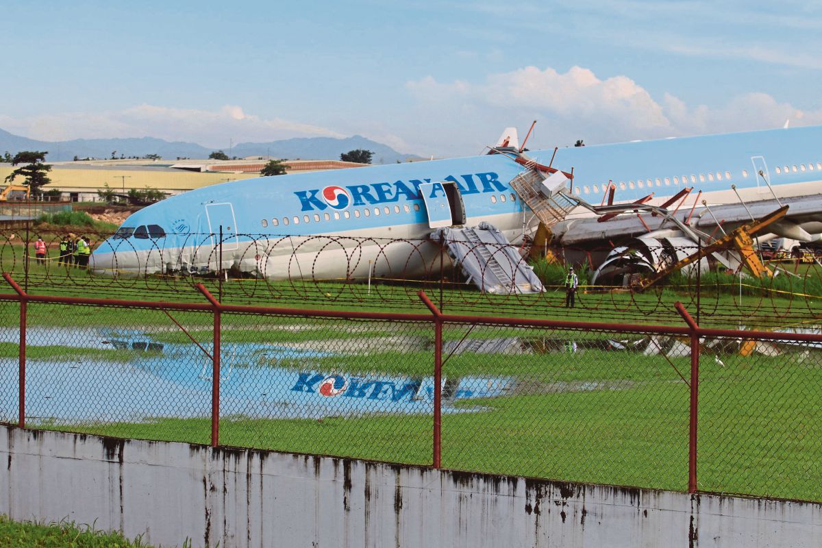 KEADAAN pesawat Korean Air yang tergelincir dari landasan di Cebu City. FOTO AFP