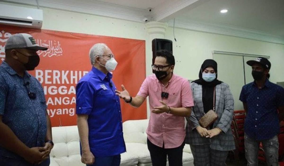 SHAHROL (tiga kanan) bersama kumpulan Puteh dalam pertemuan dengan Najib (dua kiri) untuk memohon maaf.