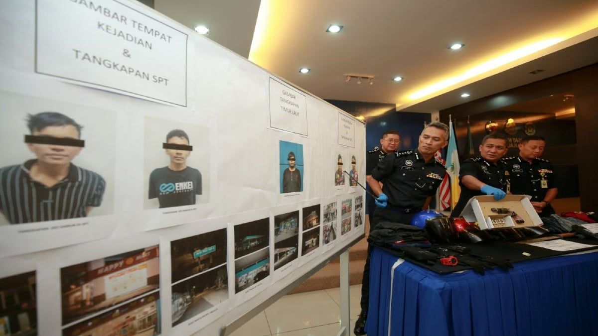 MOHD Shuhaily menunjukkan barang yang dirampas daripada suspek pada sidang media di Ibu Pejabat Polis Kontinjen Pulau Pinang. FOTO Mikail Ong.