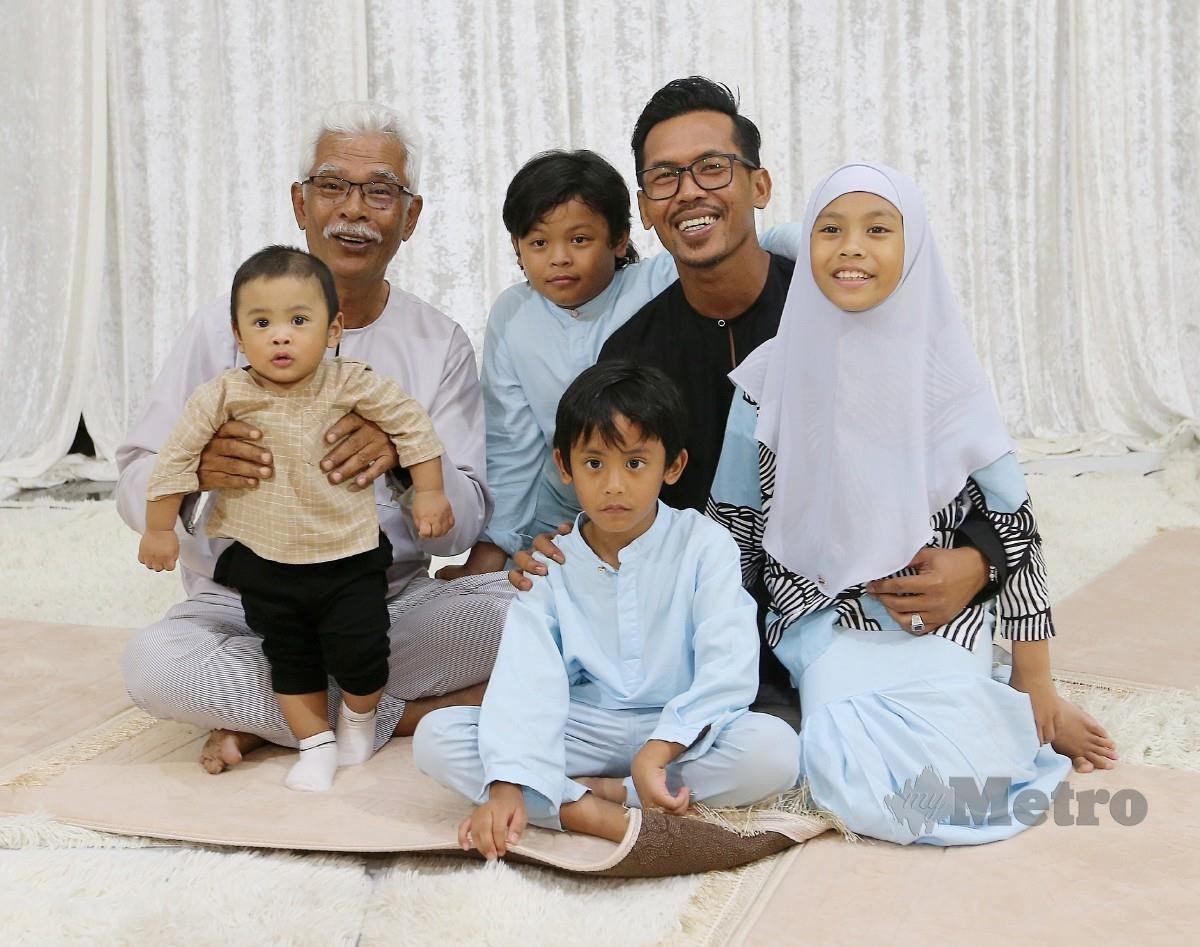 Raisuddin Hamzah (kiri belakang) dan Shuib (tengah) bersama anak-anaknya pada majlis tahlil Siti Sarah Raisuddin. FOTO Saifullizan Tamadi