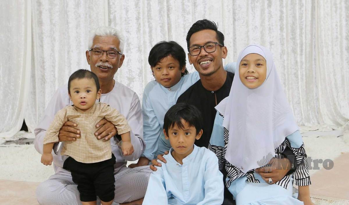 SHUIB bersama anak-anak pada majlis tahlil Siti Sarah Raisuddin. FOTO Saifullizan Tamadi