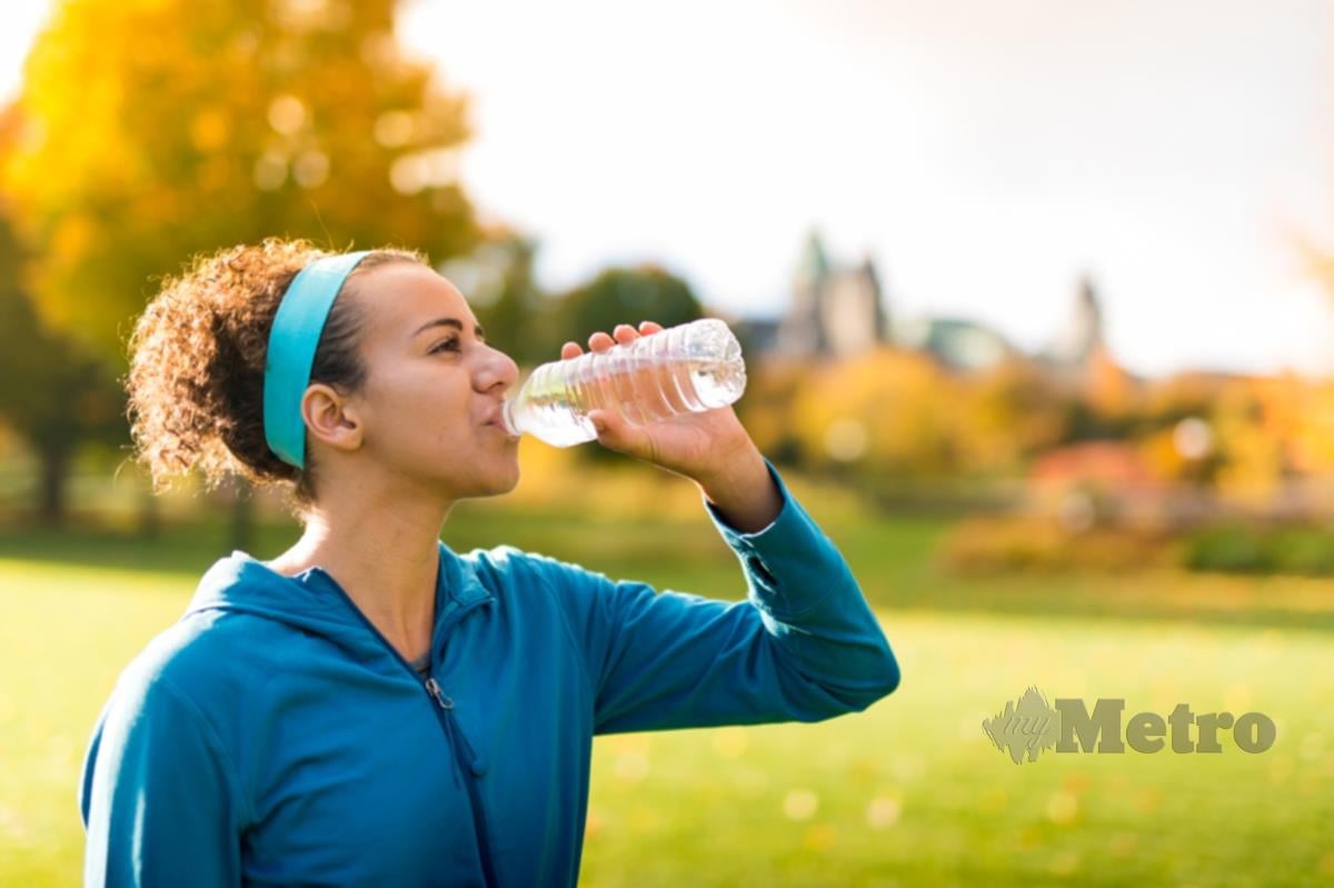 MINUM air secukupnya ketika bersenam. 