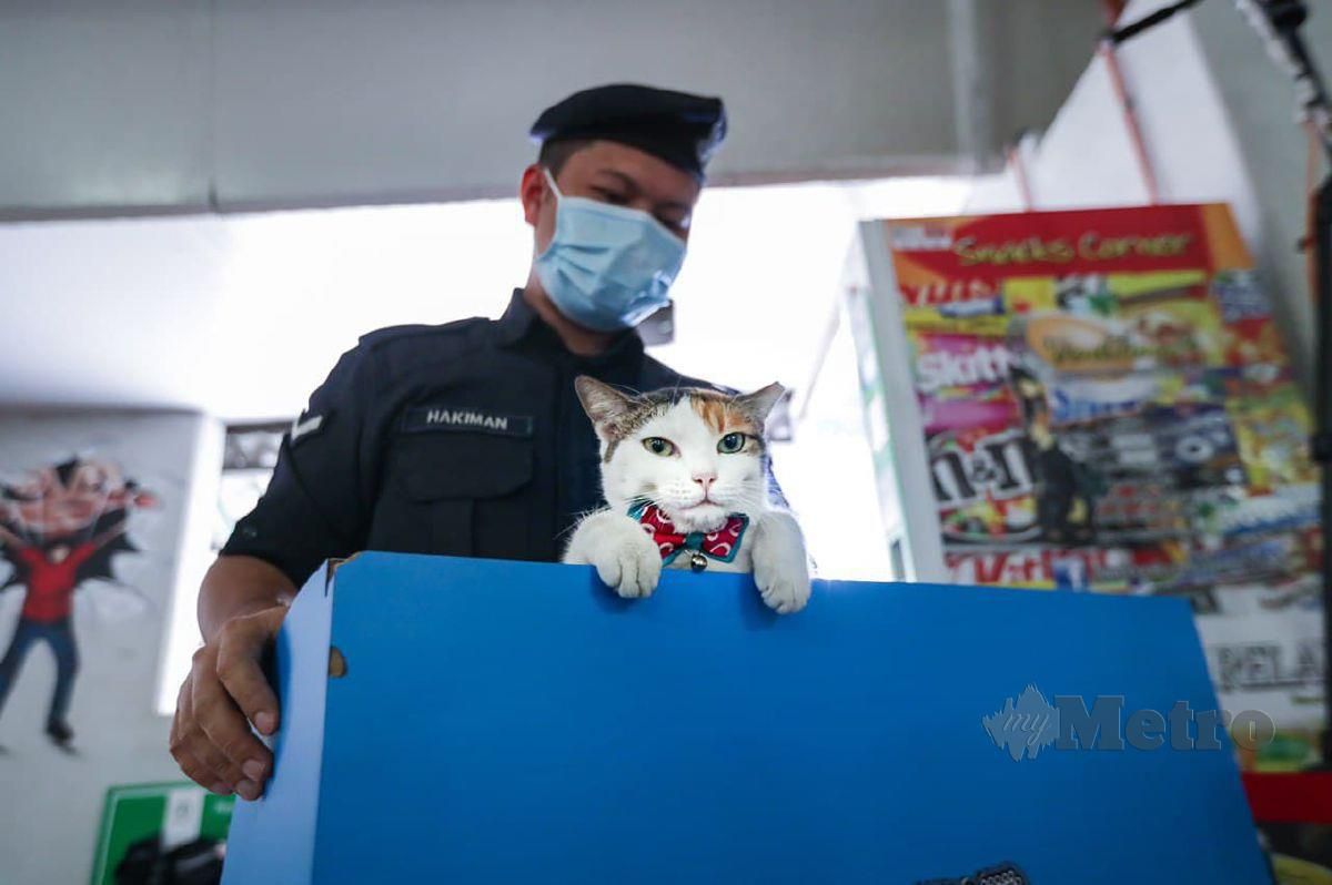 ANGGOTA polis bantuan bersama Si Cantik memantau pengguna LRT Wangsa Maju. FOTO ihsan media Prasarana