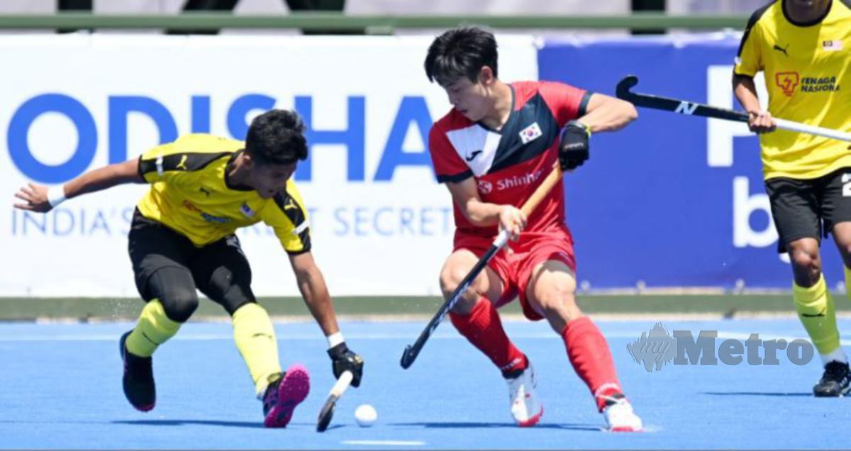 PEMAIN negara (jersi kuning) berebut bola dengan pemain Korea Selatan. FOTO FIH/World Sports Pic