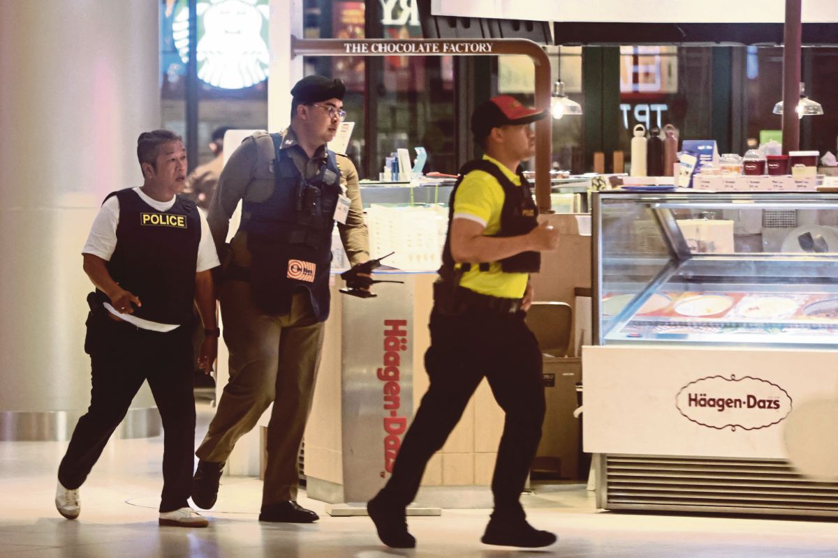 POLIS bergegas ke pusat beli-belah Siam Paragon sebaik menerima laporan berkenaan. FOTO AFP