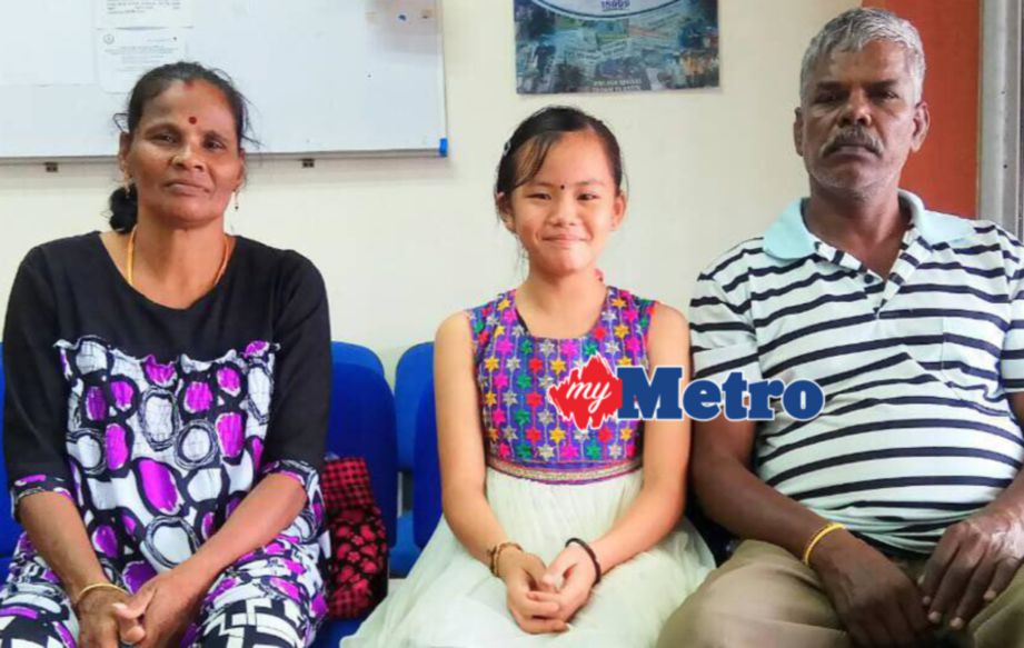 POH Li (tengah) bersama ibu bapa angkatnya, Krishnan (kanan) dan Pichay (kiri) ketika hadir ke Pejabat JKM Daerah Muallim. FOTO Rosman Shamsudin
