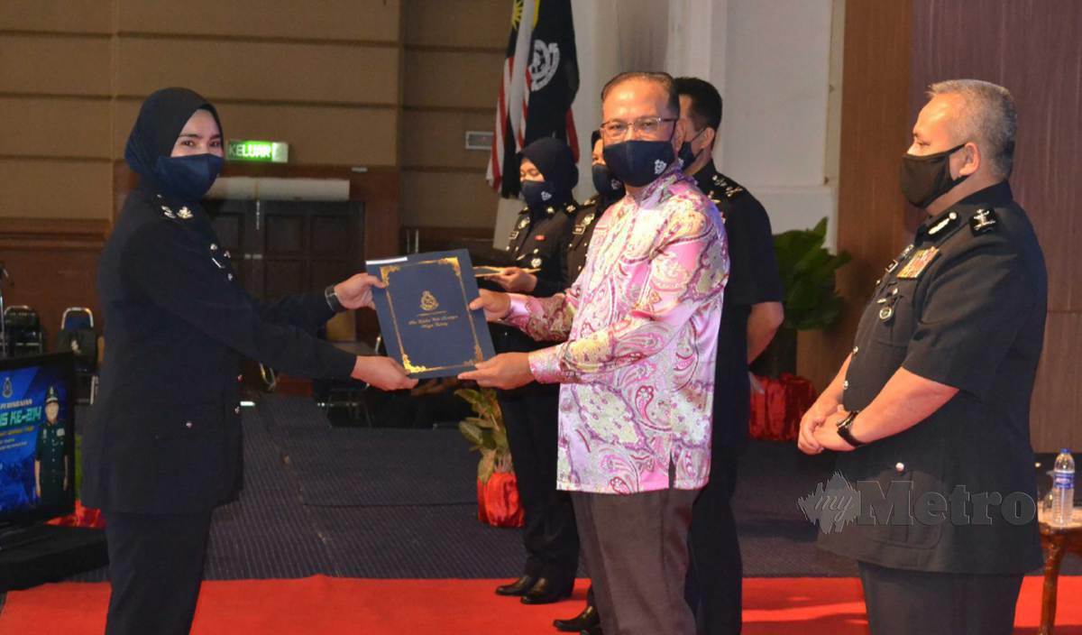 WAN Rosdy menyampaikan sijil penghargaan kepada anggota polis Pahang sempena Majlis Sambutan Peringatan Hari Polis Ke-214 Kontinjen Pahang di Dewan Jubli Perak Sultan Ahmad Shah, Kuantan. FOTO Asrol Awang