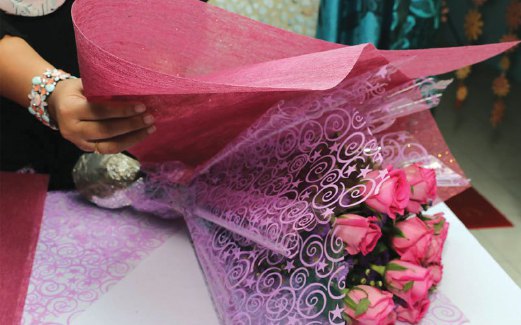 8. TAMBAH seri gubahan bunga tangan dengan kertas pembalut hadiah. 