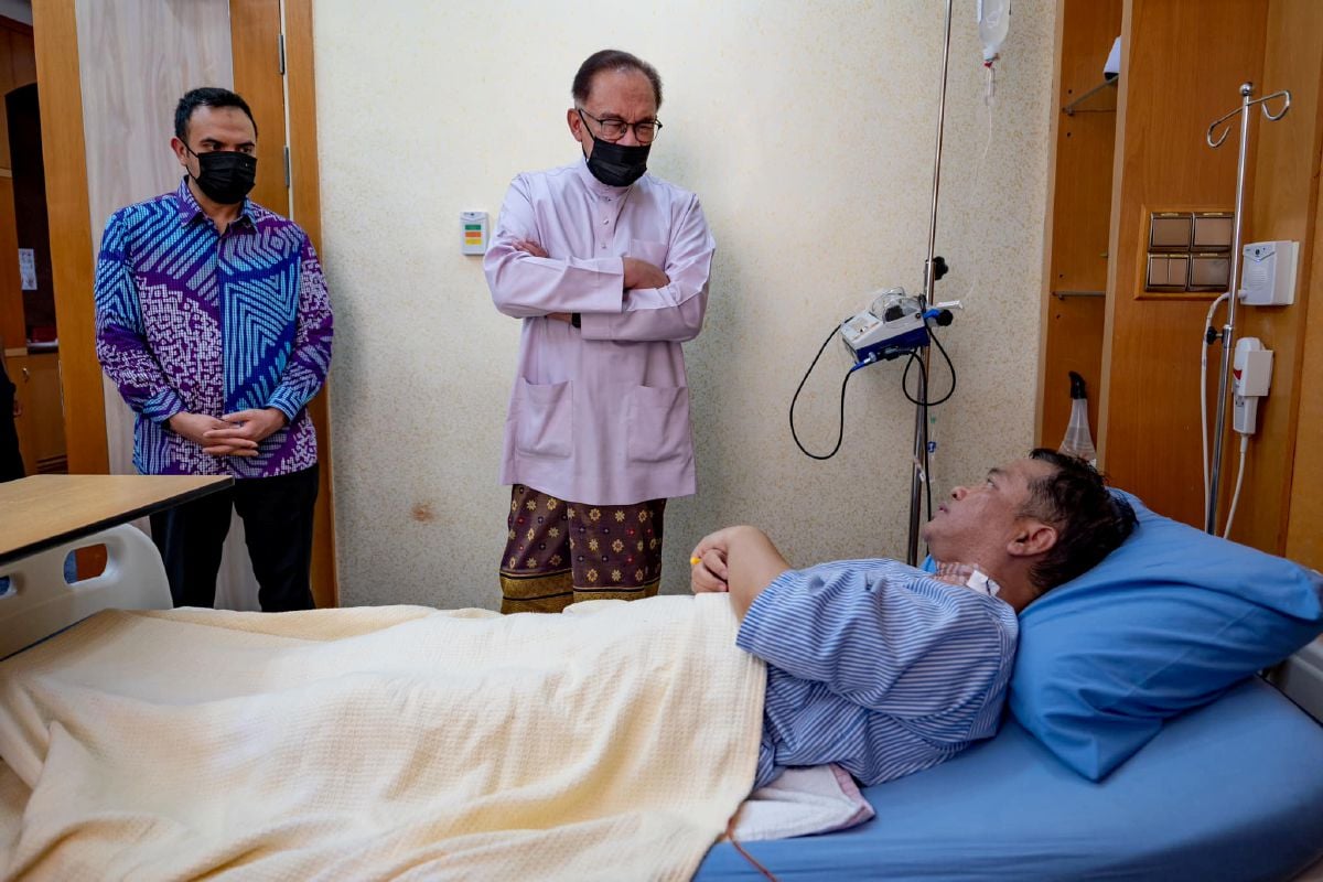 ANWAR menziarahi Mohd Na’im yang menerima rawatan susulan pembedahan kecil di Hospital Putrajaya, hari ini. FOTO Ihsan FB Anwar Ibrahim