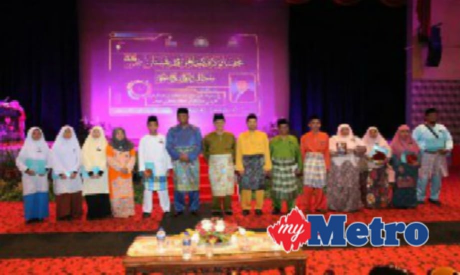 Abd Mutalip (enam, kiri) bersama sebahagian penerima Anugerah Kecemerlangan Peperiksaan Sekolah Agama Negeri Johor Tahun 2016. FOTO Mary Victoria Dass 