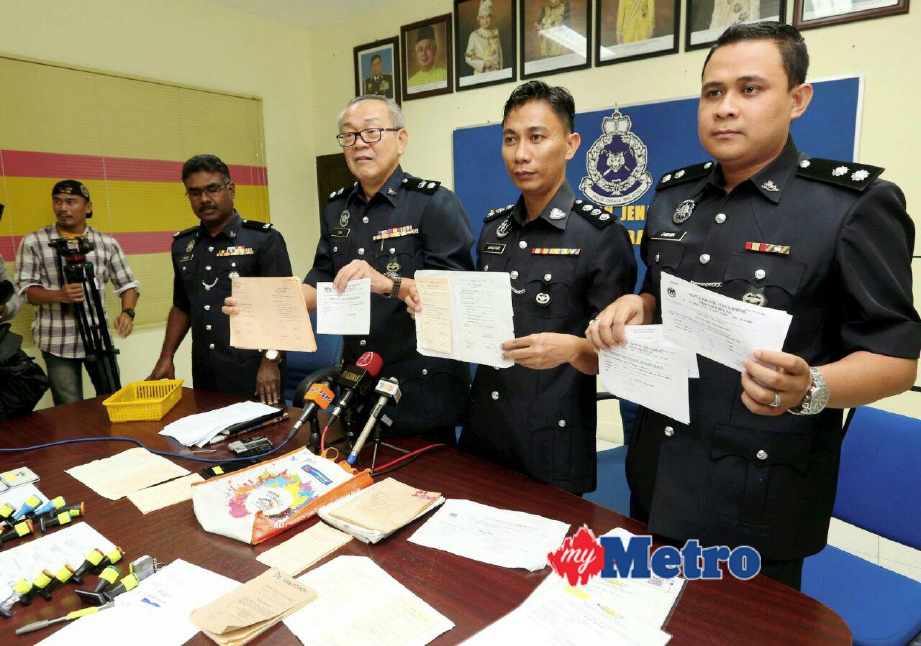Lee (tiga kanan) menunjukan sijil cuti sakit palsu serta cop yang dirampas daripada sindiket pada sidang media di Jabatan Siasatan Jenayah Komersil IPK Perak. FOTO L Manimaran 