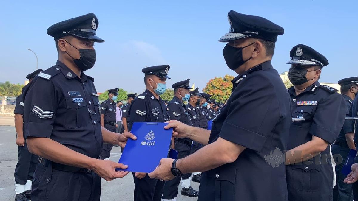 FARIDALATHRASH menyampaikan sijil penghargaan kepada anggota Balai Polis Gerik, Koperal Azizul Mohamad pada Perhimpunan Bulanan Ketua Polis Perak di IPD Hilir Perak. FOTO Noor Hidayah Tanzizi.