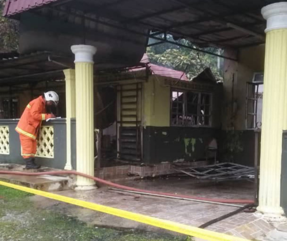 Kebakaran di sebuah rumah di Kampung Kampung Charok Kemuning Dalam, di sini,awal pagi tadi. Foto/Ihsan Pembaca