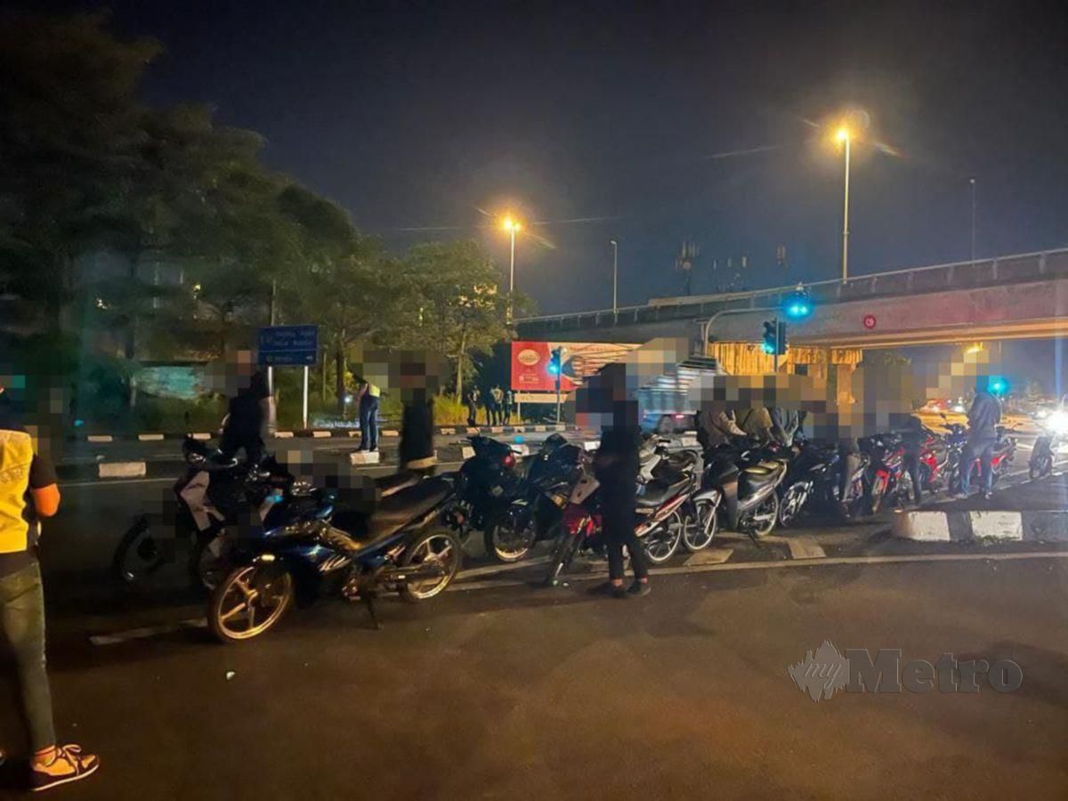 ANTARA penunggang motosikal ditahan di sekitar Parit Bunga, Tangkak, hari ini. FOTO AHMAD ISMAIL 