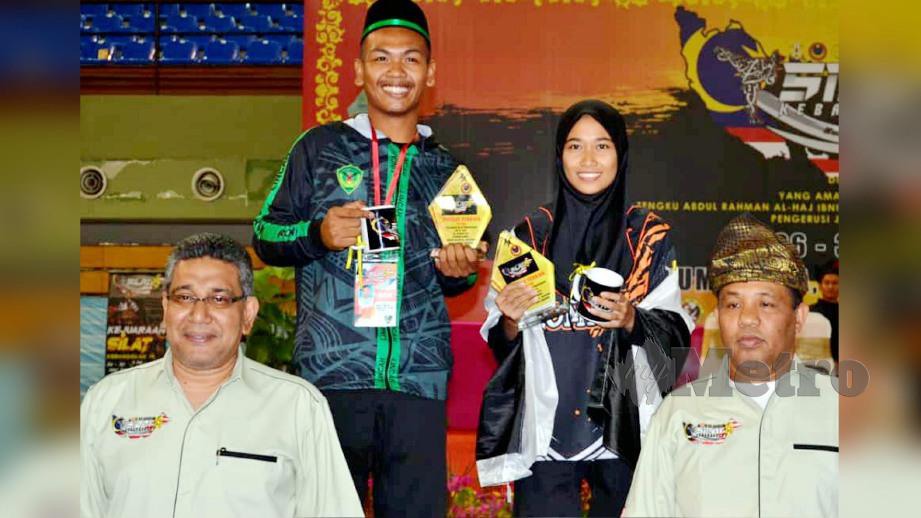 Megat Zulkarnain (kiri) bersama pesilat Putra dan Putri Terbaik Kejuaraan Silat Kebangsaan Mohamad Hafiz Halim dan Nur Syafiqah Hamzah di Kuantan. FOTO ASROL AWANG