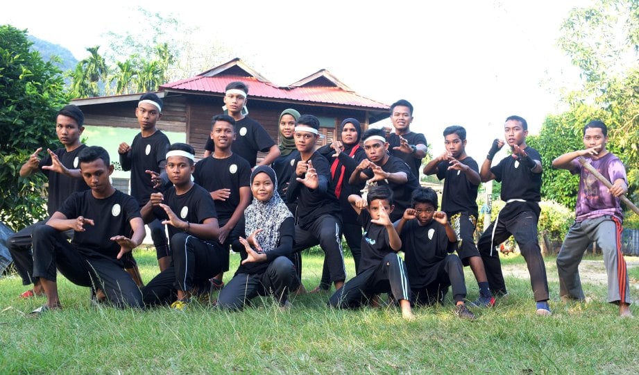 ANTARA remaja yang aktif dalam Silat Bangau Putih daerah Baling.